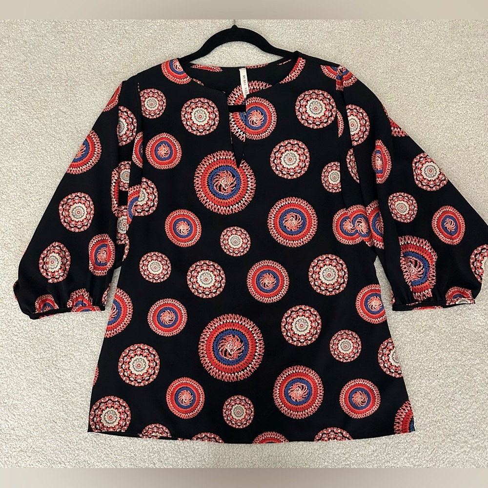 Great Top, Vibrant Colors, V-Neck, Pop Over
Sz M
Very Good Condition